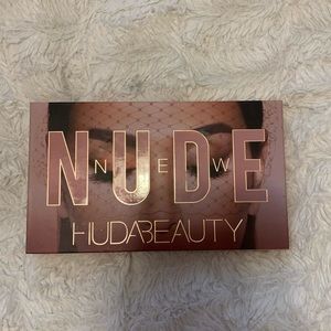 HUDA beauty “new nude” pallet